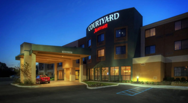 Кровать в общем номере Courtyard by Marriott Johnson City