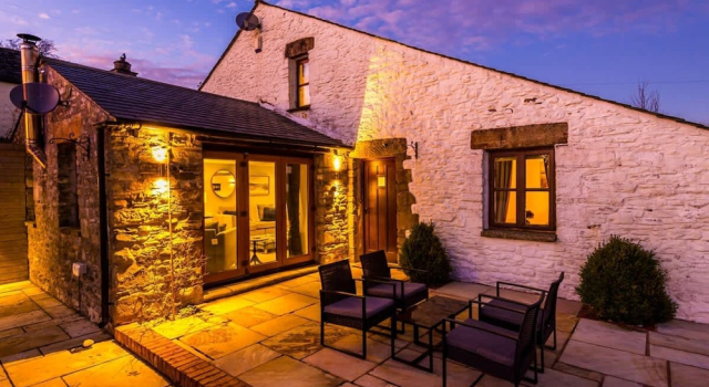 Luxurious Private Home w Hot Tub Log Burner, Varaa Huoneisto Asunnot kohteessa Merseyside, Huoneisto