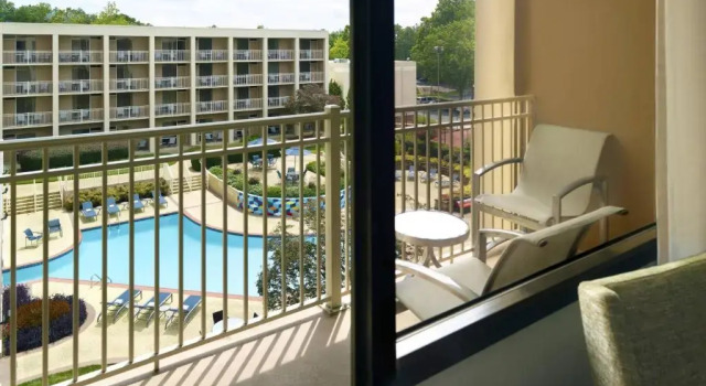 Номер Standard с видом на бассейн Atlanta Airport Marriott