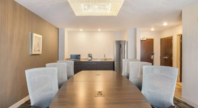 Люкс Executive c 1 комнатой Ramada by Wyndham St. Paul AB