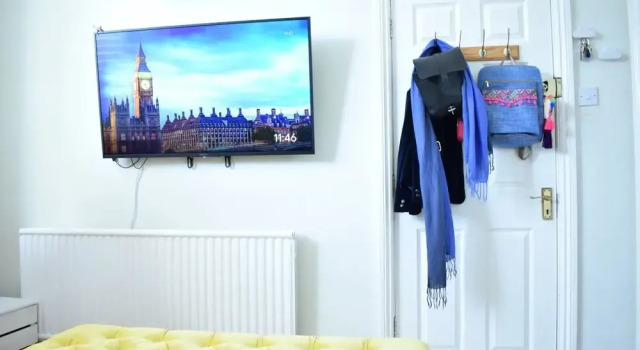 Bright 2 Bedroom Apartment With Private Patio