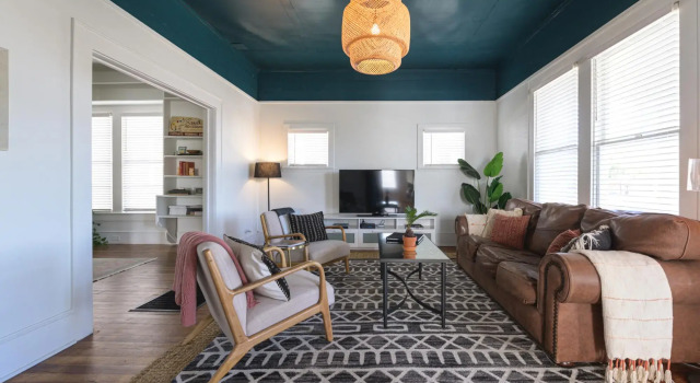 Restored 1930s Uptown Bungalow 2 min to Magnolia Silos, Boek Hotel Hotels in Waco met parkeren, Parkeren