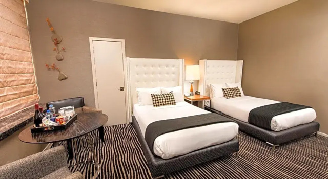 Четырёхместный номер Deluxe Bentley Hotel