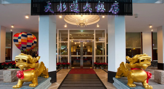 Lakeside Resort Hotel