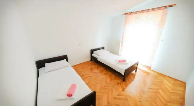 Apartments Jurišić, Varaa Huoneisto Hotellit Strožanac pysäköinnillä, Pysäköinti