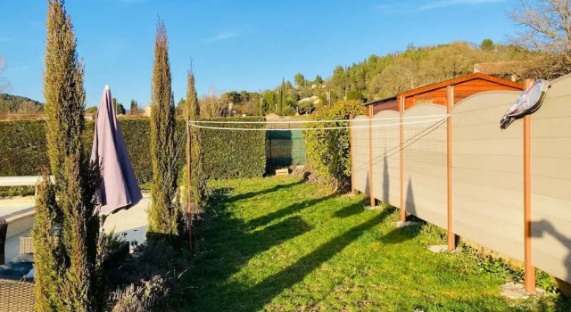 Коттедж Classic с 4 комнатами Attractive Holiday Home With Shared Pool in the Luberon
