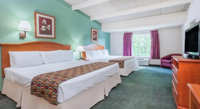 Четырёхместный люкс c 1 комнатой Days Inn & Suites by Wyndham Lexington