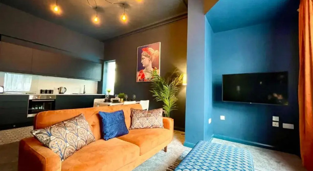 Stunning & Stylish 2 Bedroom Apartment! - 5 Minute Walk to the Best Beach! - Great Location - FREE Parking - Netflix - Fast WiFi - Smart TV - Newly decorated - sleeps up to 4! Close to Bournemouth & Poole Town Centre & Sandbanks, Varaa Huoneisto Asunnot kohteessa Merseyside, Huoneisto