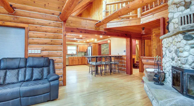 Коттедж с 5 комнатами Family Home w/ Indoor Pool ~ 2 Mi to Elkhart Lake!