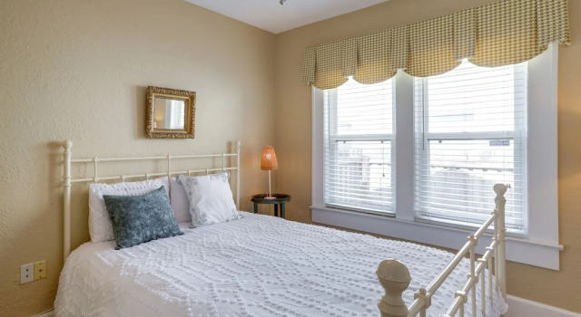 Коттедж Charming St Petersburg Bungalow 2 Mi to Downtown!