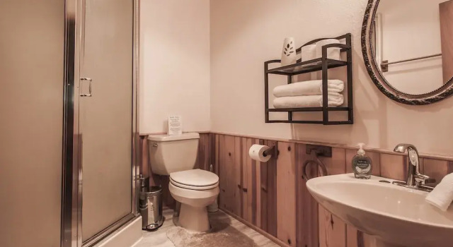 Whispering Winds Apartment 3 NW Comfy Cabins, Rezervovat Apartmán Telma Spojené státy americké
