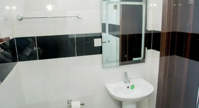 Люкс Deluxe Presken Hotels @ Opebi, Lagos