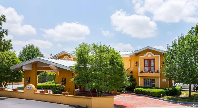 Кровать в общем номере Magnuson Hotel Little Rock South