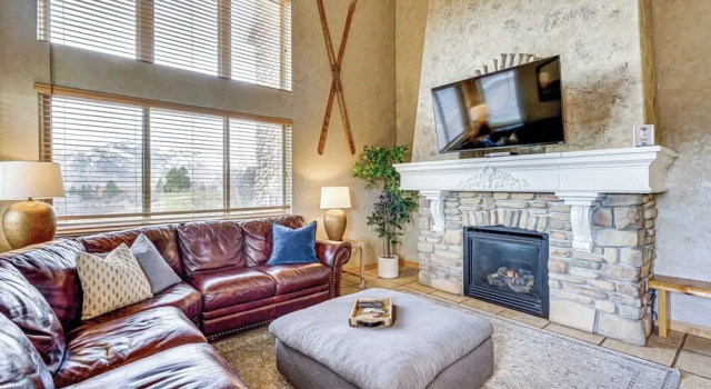 Кровать в общем номере с 6 комнатами Hot Tub & Mtn-view Deck: Townhome in Eden