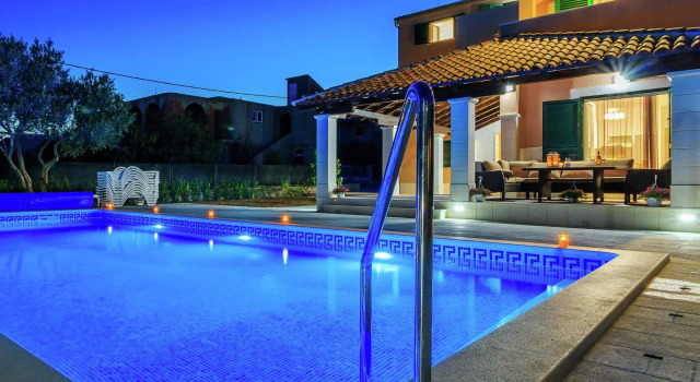 Modern apartment, private terrace, shared heated pool, near Trogir and Split, Đặt Căn hộ Khách sạn ở Rudine có hồ bơi, Hồ bơi
