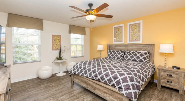 Fantastic 4br 3ba with Pvt Pool with Lake view near to Disney, Varaa Hotelli Kissimmee Kissimmee