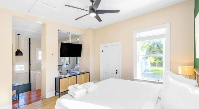 Двухместные апартаменты с видом на сад Aerie Loft: Cozy 1-bedroom Retreat in Biloxi, Perfect for Couples!