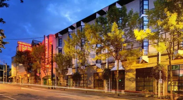 Кровать в общем номере Staypineapple, University Inn, University District Seattle