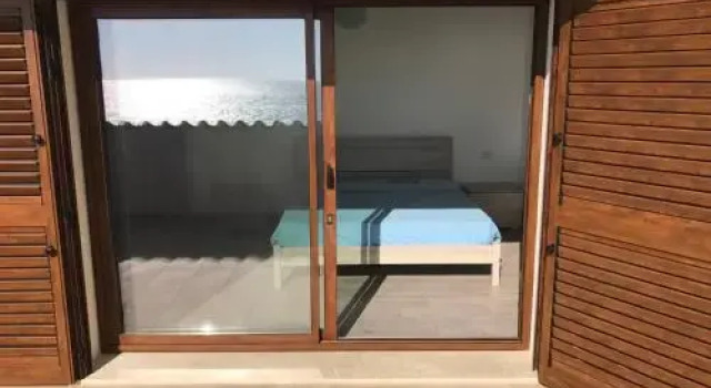 Sunshine Luxury Seafront House - sarena scoada, Забронировать Отель Отели Полуострова Синис с парковкой, Парковка