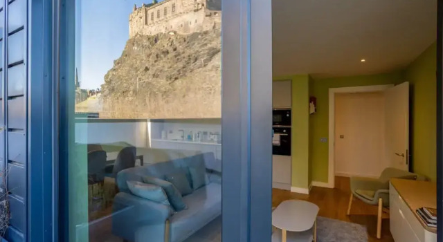 Amazing 2 Bedroom Apartment With Views of Edinburgh Castle, Забронировать Апартаменты/квартира Мерчистон Эдинбург, рядом с Национальный музей Шотландии