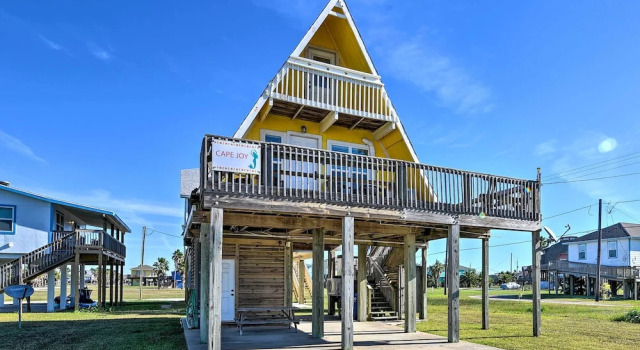 2 Blocks to Surfside Beach: A-frame Home w/ Deck, Book Feriehus Sommerhuse i Surfside Beach, Hytte
