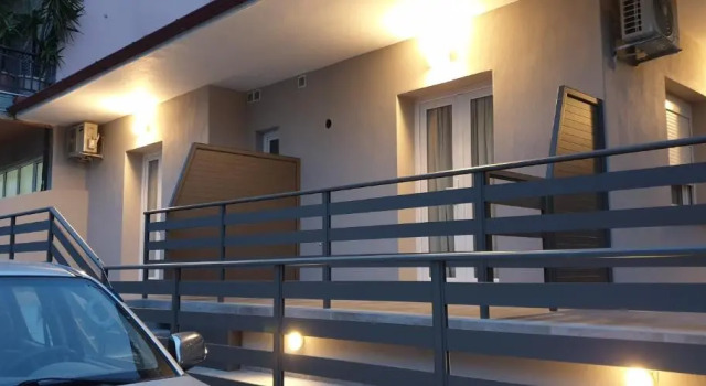 Chriselia 2, Book Hotel  