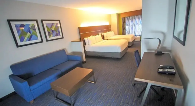 Четырёхместный люкс Holiday Inn Express Hotel & Suites Charleston - North by IHG