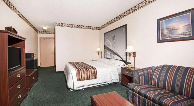 Двухместный люкс Super 8 by Wyndham Ambassador Bridge Windsor ON