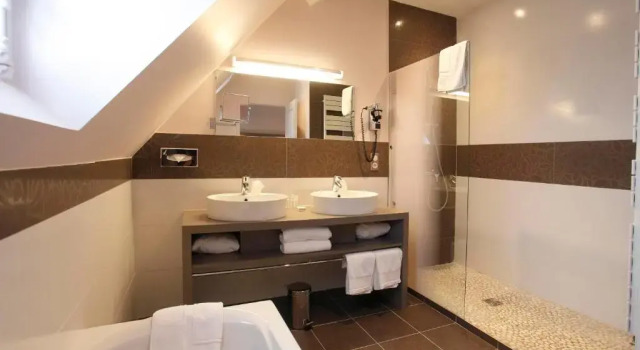 Четырёхместный номер Prestige Hotel Château de la Barbinière