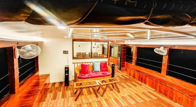 Семейный люкс с балконом Beach Paradise Day Cruise Houseboat