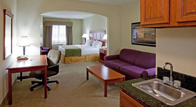 Люкс Holiday Inn Express Hotel and Suites Ada by IHG