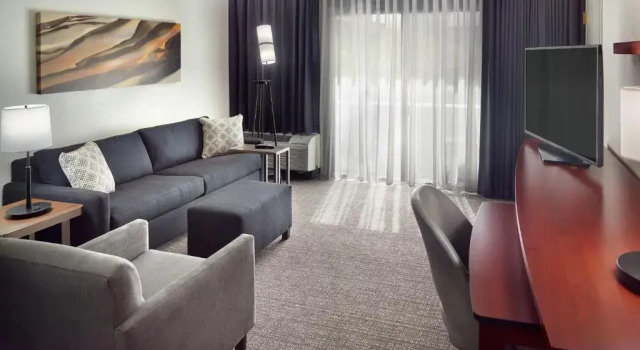 Люкс Courtyard by Marriott Tallahassee Downtown/Capital