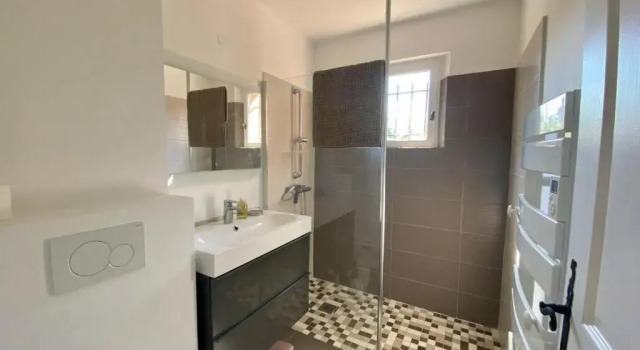 Коттедж Villa vue mer donnant sur le Golfe de St Tropez, 2 chambres, 6 pers, piscine commune