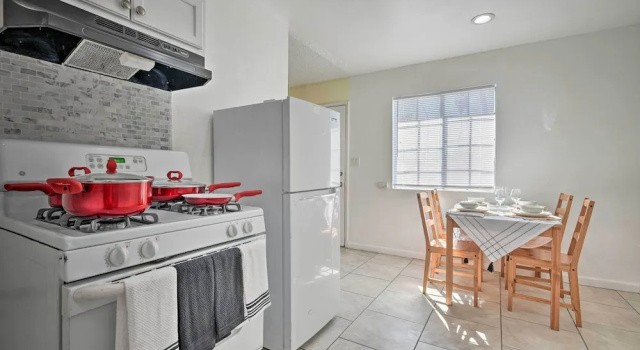 Whittier Duplex Unit Near Beaches & Hiking!, Забронировать Дом для отпуска Коттеджи Уитиер, Коттедж