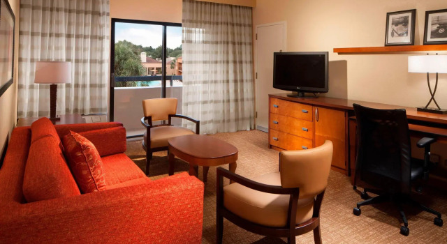 Четырёхместный люкс Courtyard by Marriott Tallahassee Downtown/Capital