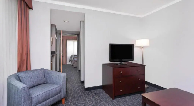 Четырёхместный люкс c 1 комнатой Wingate by Wyndham Athens GA