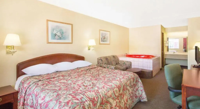 Люкс Days Inn & Suites by Wyndham Bentonville
