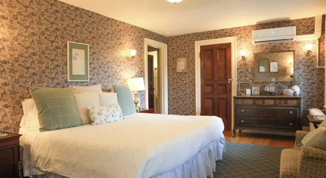 Номер Standard с балконом Stone Chalet Bed & Breakfast Inn