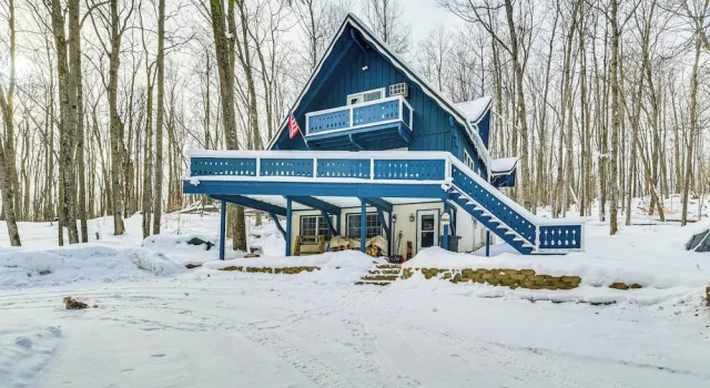 2 Mi to Schuss Mountain: Cozy Cabin w/ Deck, Prenota Casa vacanze Mancelona Stati Uniti