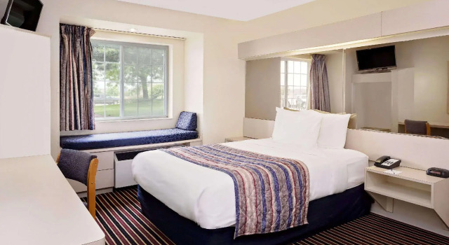Двухместный номер Standard Microtel Inn & Suites by Wyndham Madison East