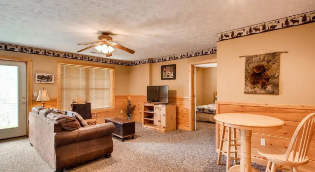 Bearadise 4 Bedroom Cabin by RedAwning