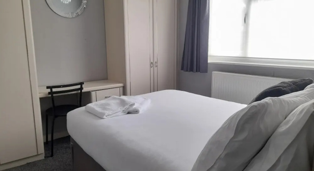 Bright 4-bed House 15 min to Manchester Centre, Забронировать Дом для отпуска Отели Манчестера с парковкой, Парковка