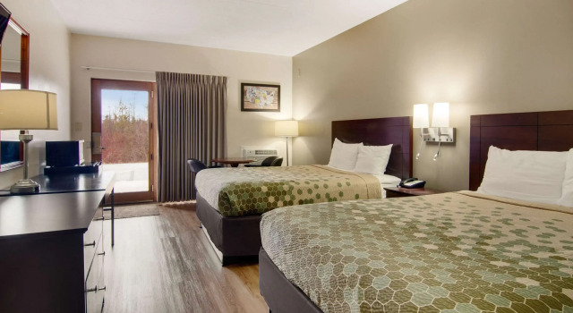 Четырёхместный номер Standard Econo Lodge Cadillac by Choice
