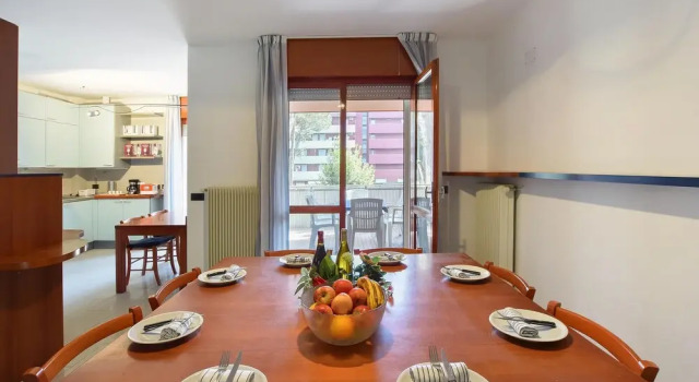 Awesome Apartment in Lignano Sabbiadoro With Outdoor Swimming Pool, Wifi and 4 Bedrooms, Book Lejlighed Hoteller i Friuli Venezia Giulia med parkering, Parkering