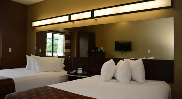 Четырёхместный номер Standard Garner Hotel Gonzales by IHG