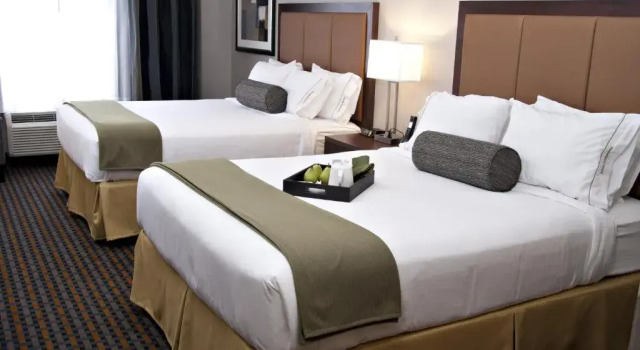 Четырёхместный номер Standard Holiday Inn Express Pembroke by IHG