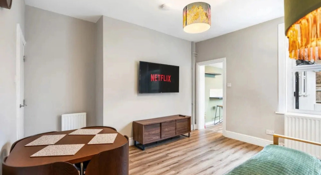 Spacious 5BR Home With Parking in Central Horsham, Забронировать Дом для отпуска Коттеджи Исторического графства Суссекса, Коттедж