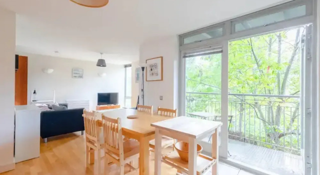 Четырёхместные апартаменты с балконом Spacious 2 Bedroom Apartment Near White City