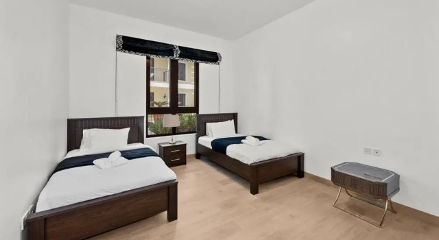 La Mer La Cote Bldg 2bdrms and Pool, Забронировать Апартаменты/квартира Отели Дубая с бассейном, рядом с Пляж Ля Мер, Бассейн