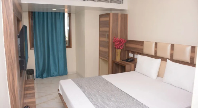 Номер Deluxe Hotel Golden Oasis - 5 Minute Walk from New Delhi Railway Station